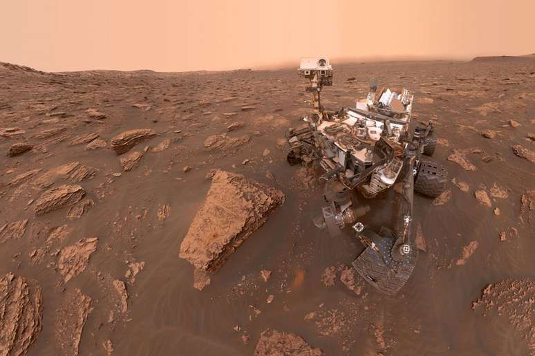 A sonda espacial da Nasa Curiosity, fotografada na superfície de Marte, chegou ao planeta vermelho em 2012