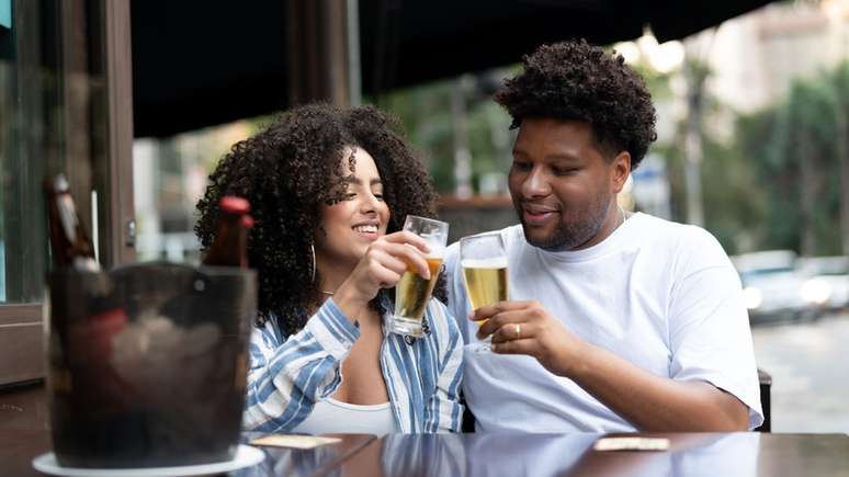 O brasileiro adora chamar alguém para tomar uma cervejinha - e normalmente esse papo se estende até altas horas