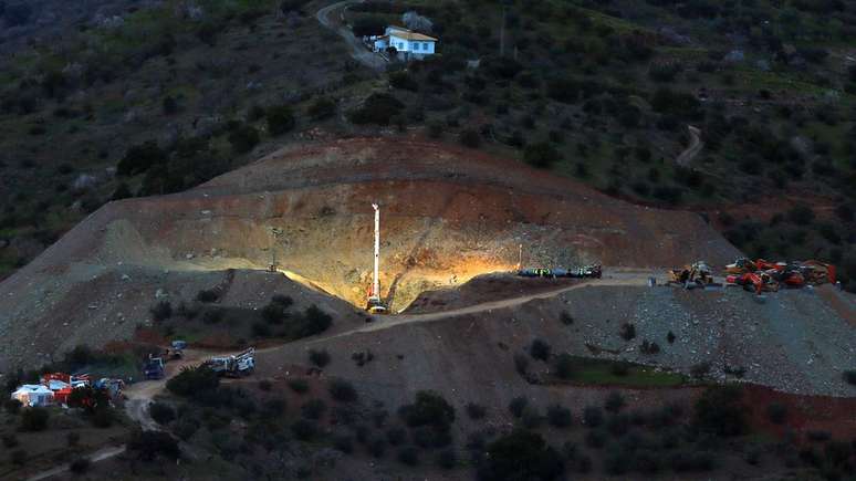 Máquina escavou buraco de 71 metros para resgatar menino que caiu em poço na Espanha