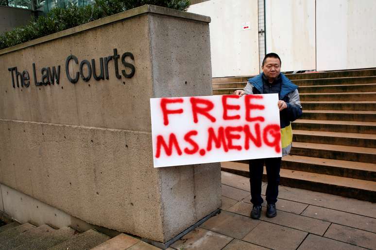 Homem pede libertação de Meng Wanzhou em fente a tribunal de Vancouver 10/12/2018 REUTERS/David Ryder