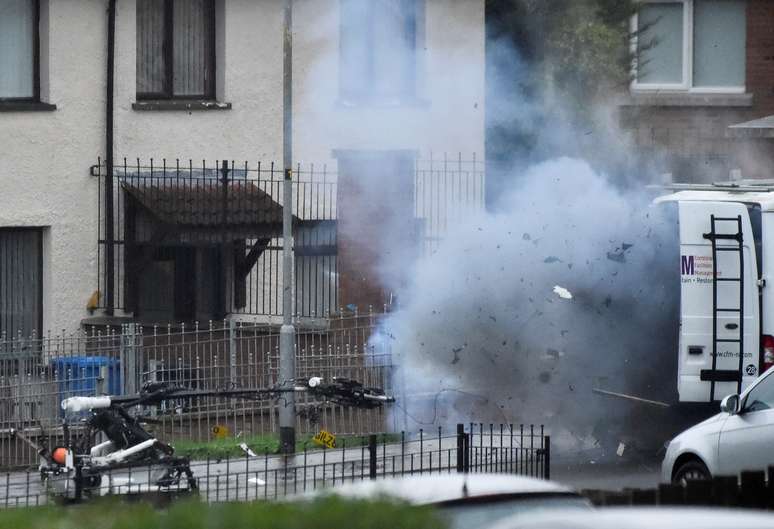 Explosão controlada de van em Londonderry, na Irlanda de Norte 21/01/2019 REUTERS/Clodagh Kilcoyne