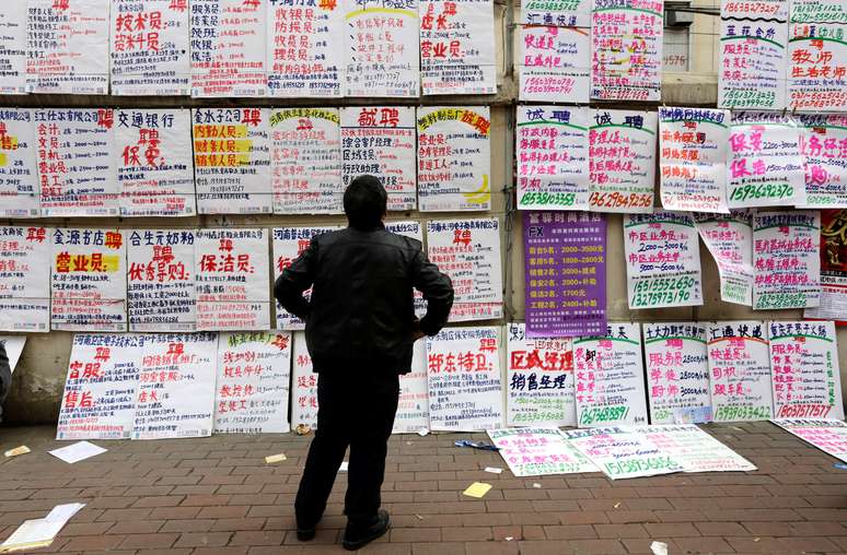 Homem olha anúncios de emprego em Zhengzhou, na China
19/02/2014
REUTERS/Jason Lee