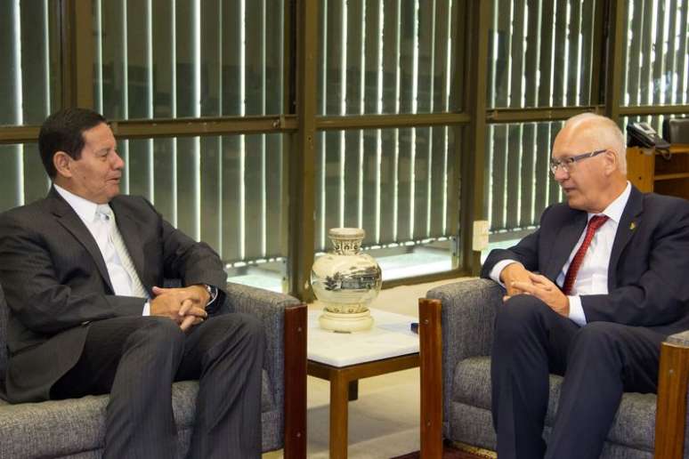 O embaixador da Alemanha no Brasil, Georg Witschel, durante encontro com o presidente em exercício, Hamilton Mourão