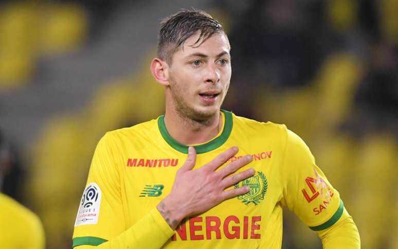 Operações de buscas ao avião em que estava o jogador Emiliano Sala são  suspensas