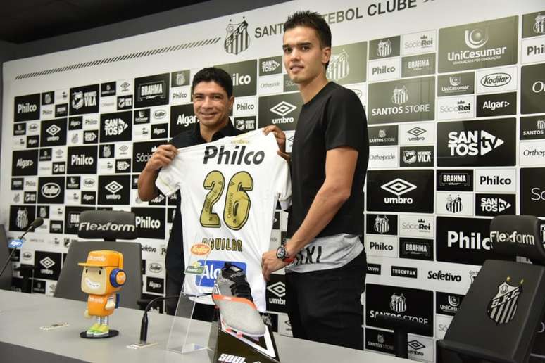 Felipe Aguilar é o novo camisa 26 do Santos e foi apresentado pelo executivo Renato (Foto: Ivan Storti/Santos)
