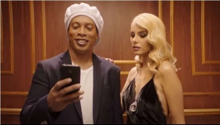 Ronaldinho protagonizou comercial de casa de apostas sérvia (Foto: Reprodução/Twitter)