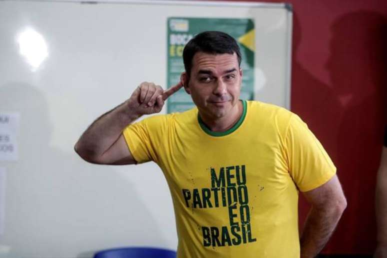 F. Bolsonaro empregou mãe de PM suspeito de comandar milícia