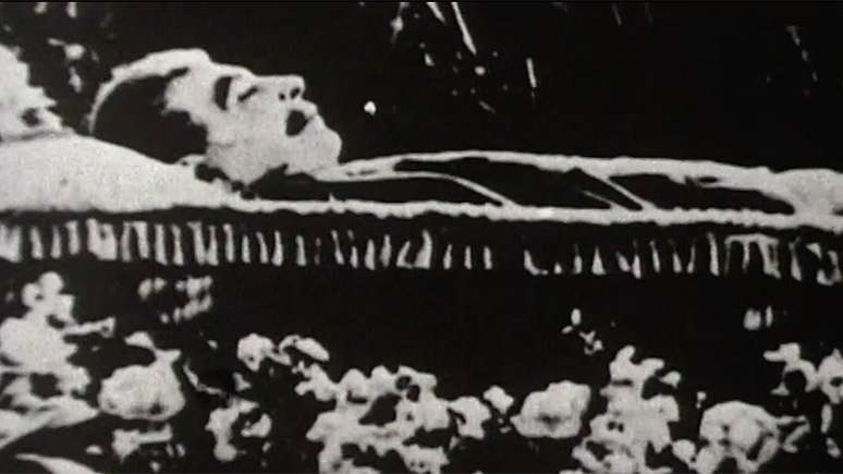 A inesperada morte de St&aacute;lin p&ocirc;s fim &agrave; persegui&ccedil;&atilde;o de m&eacute;dicos judeus e, de acordo com Khrushchev.