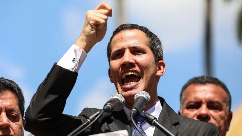 Juan Guaidó, líder da Assembleia Nacional, tenta assumir como presidente interino da Venezuela