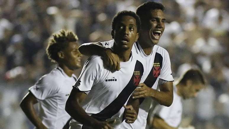 Miranda e Tiago Reis comemoram gol contra o Corinthians