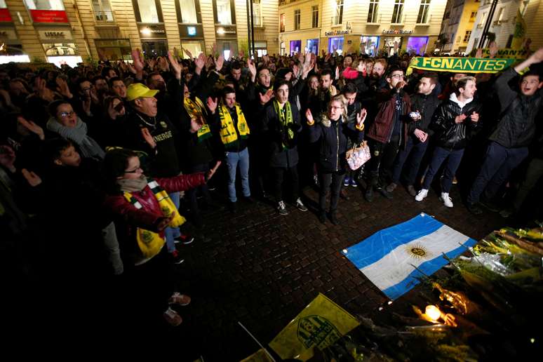 Torcedores do FC Nantes se reúnem no centro da cidade de Nantes após notícia do desaparecimento do ex-jogador do clube Emiliano Sala 22/01/2019 REUTERS/Stephane Mahe