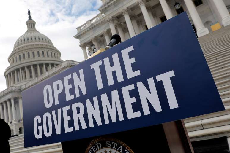 Placa pedindo reabertura do governo dos EUA em frente ao prédio do Capitólio, em Washington 16/01/2018 REUTERS/Yuri Gripas/File Photo