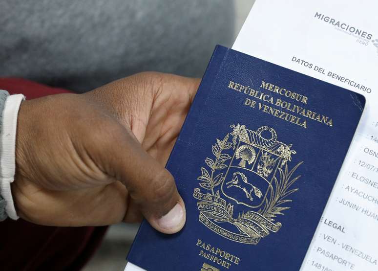 Imigrante venezuelano com passaporte em mãos 20/08/2018 REUTERS/Mariana Bazo/
