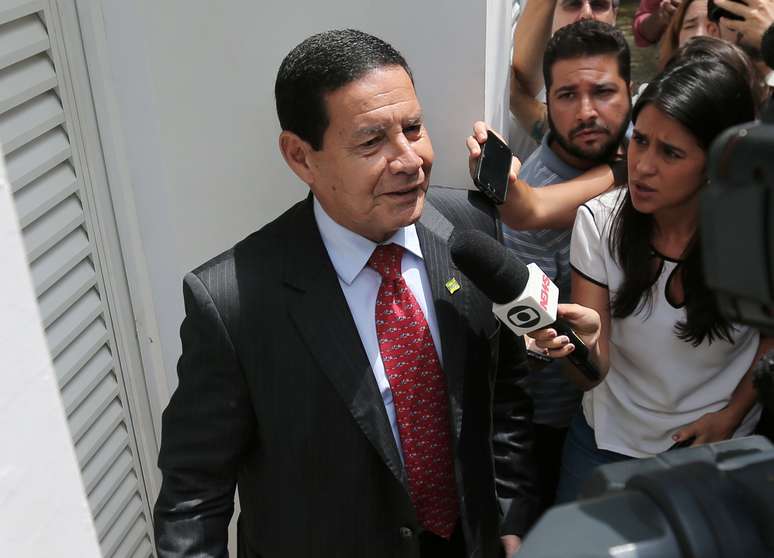 Hamilton Mourão fala com jornalistas no Rio de Janeiro
30/10/2018 REUTERS/Sergio Moraes