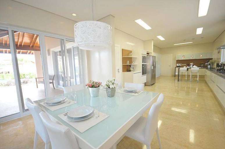 8. Pendente branco deixou a sala de jantar bem clean e elegante. Projeto de Belissa Corral