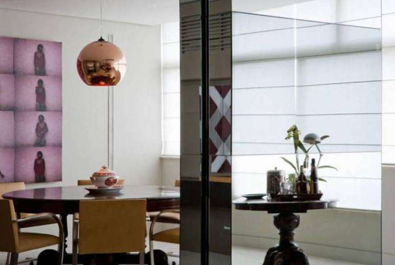 10. Pendente cor de bronze é tendência na decoração de sala de jantar. Projeto de Toninho Noronha