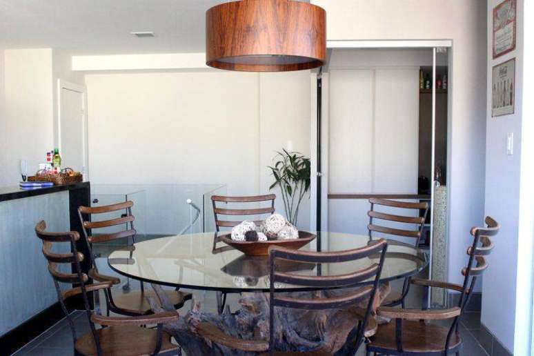 14. Os lustres para sala de jantar combinam perfeitamente com esse estilo de decoração. Projeto de Studio Due Arquitetura