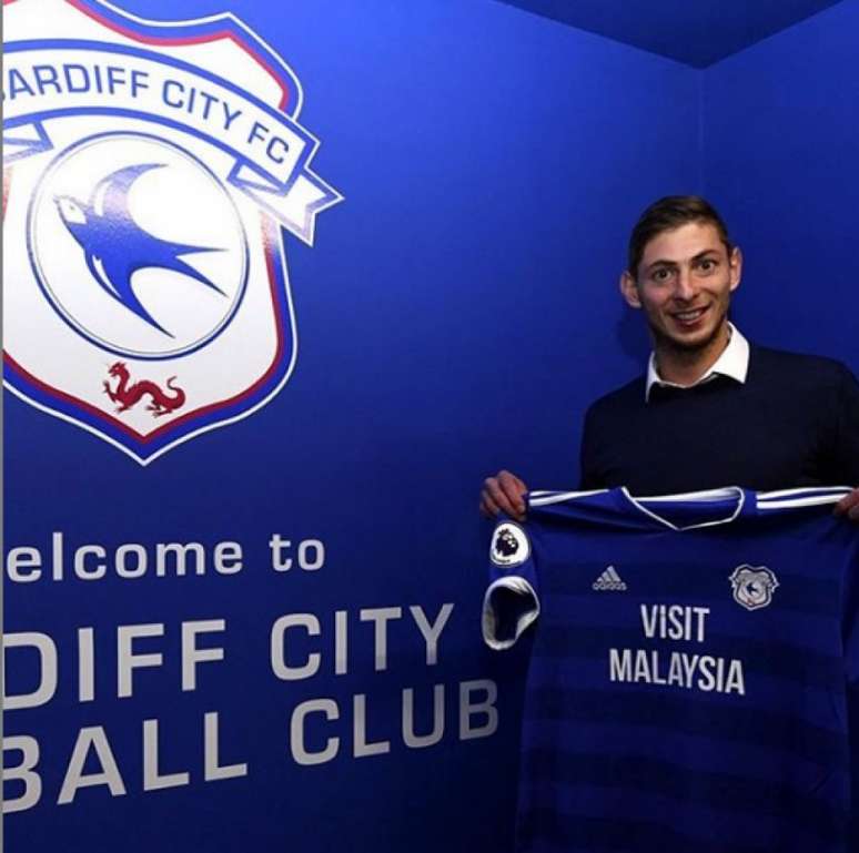 Sala com a camisa do Cardiff (Foto: Reprodução)