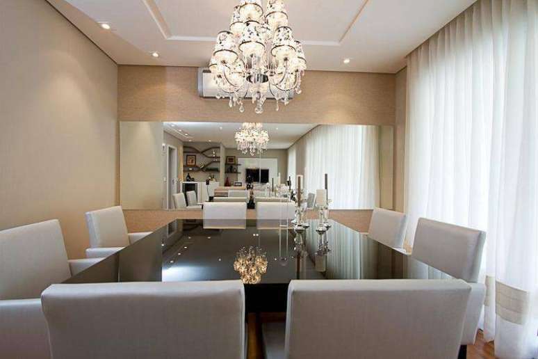 16. Em um ambiente clean, os lustres para sala de jantar ganham destaque. Projeto de Sartori Design