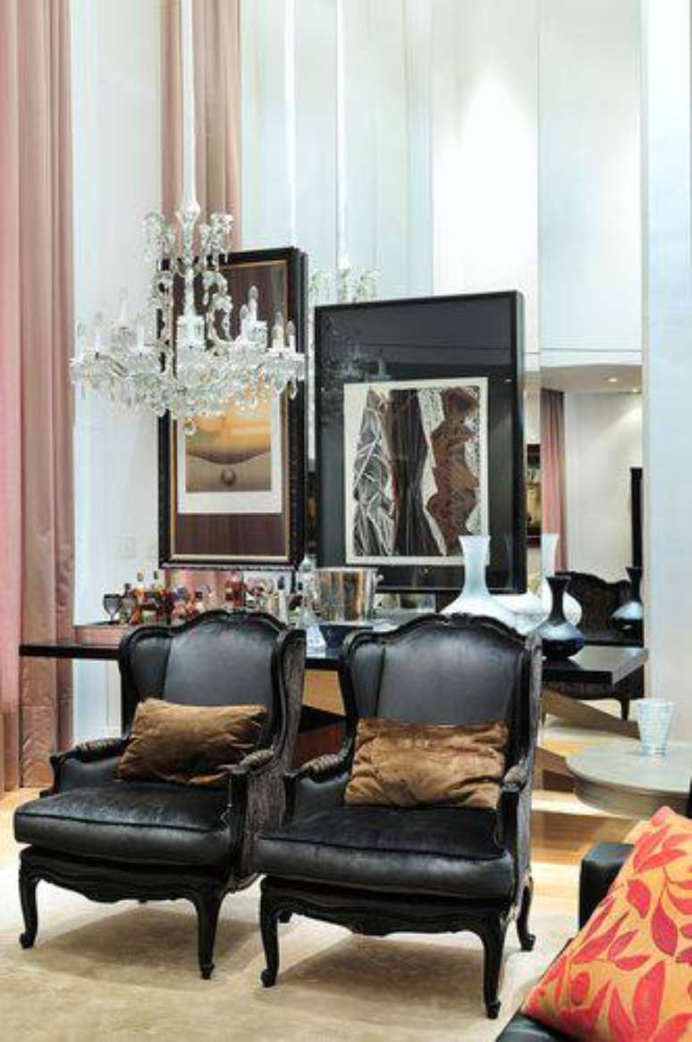 28. Os lustres para sala de jantar devem ficar na altura dos olhos. Projeto de Moreno Interiores