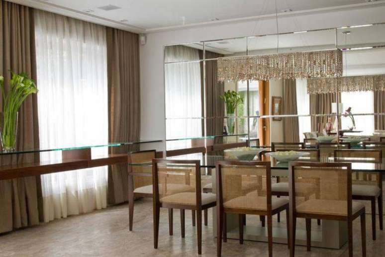 25. Esses modelos de lustres para sala s&atilde;o modernos e combinam perfeitamente com o ambiente. Projeto de Marilia Veiga