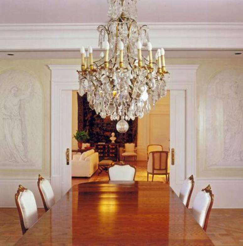 3. Lustres para sala de jantar no estilo clássico são lindos e sofisticados! Projeto de Roberto Migotto