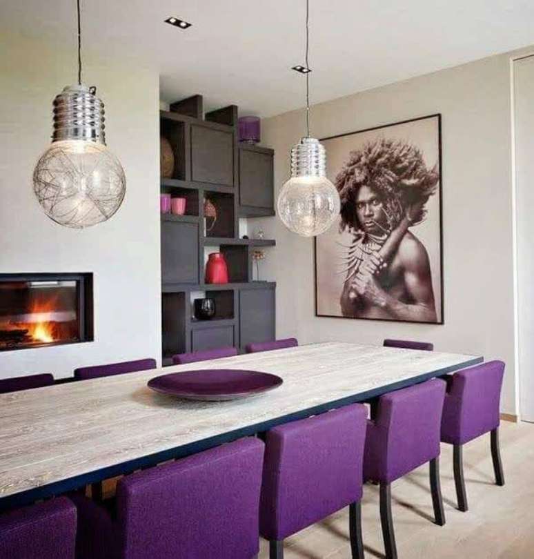 66- Lustres para sala de jantar em formato de lâmpada são uma ótima alternativa para ambientes descolados. Fonte: Pinterest