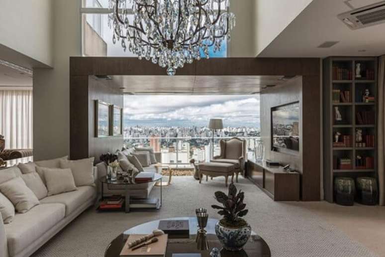 32. Apesar de ser menos comum, os lustres para sala tamb&eacute;m podem ser usados na sala de estar. Projeto de Mauricio Karam