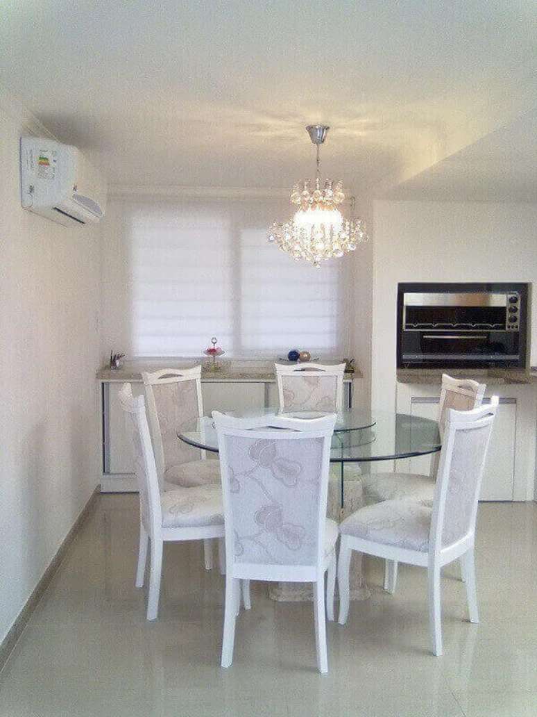 62- Os lustres para sala tamb&eacute;m podem decorar outros ambientes como a cozinha. Foto: Pinterest