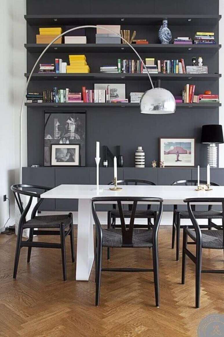 72- &Eacute; poss&iacute;vel colocar um lustre grande de apoio em sala de jantar moderna. Fonte: Pinterest