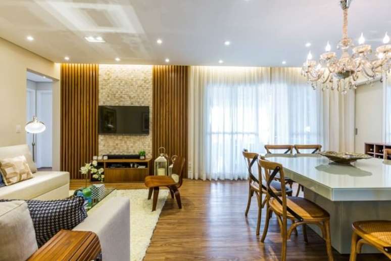 33. Em salas integradas, o mais usual &eacute; usar o lustre sobre a mesa de jantar. Projeto de By Arquitetura