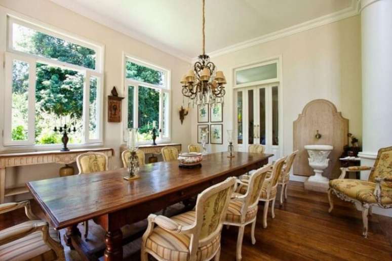 36. Neste projeto de Marcelo Bicudo, o lustre segue exatamente o estilo e a paleta de cores do ambiente