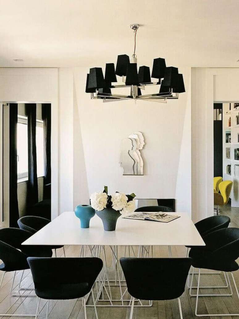 69- Lustres com spots pretos complementam a decoração da sala de jantar. Fonte: Pinterest