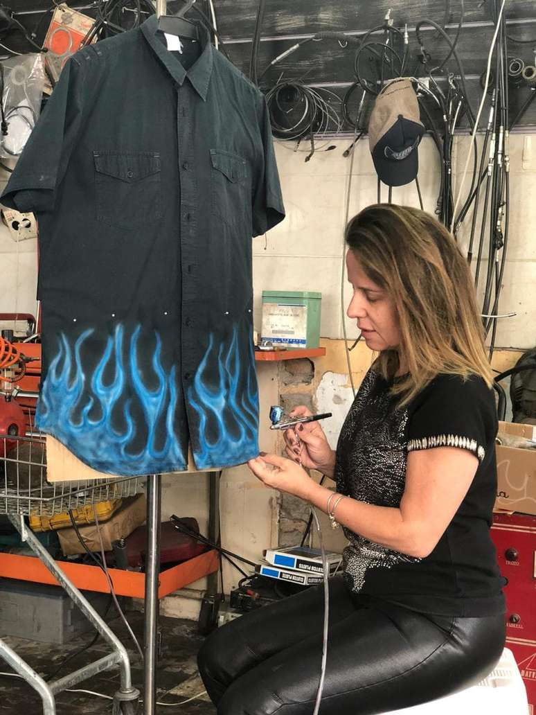 Malena Russo customiza uma jaqueta com pintura feita com aerógrafo