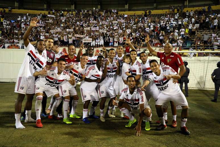 Jogadores do São Paulo comemoram classificação da equipe para a final da Copa São Paulo de Futebol Júnior após vitória na partida contra o Guarani