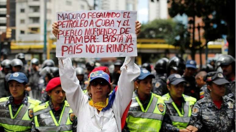 Em Caracas, manifestante da oposição culpa o presidente Maduro por ajudar países aliados enquanto os venezuelanos morrem de fome