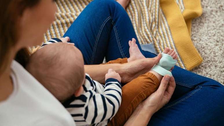 Esta meia inteligente vem com um sensor que promete monitorar os níveis de oxigênio, frequência cardíaca e temperatura do bebê