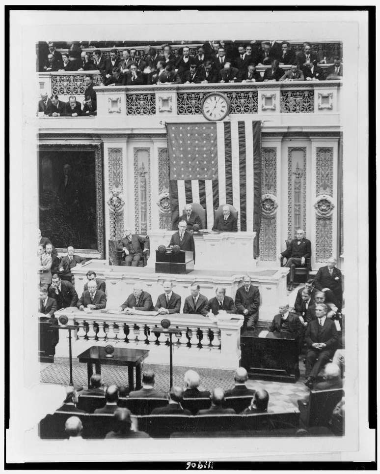 O presidente Calvin Coolidge em seu discurso ao Congresso, em 1923, o primeiro transmitido pelo rádio