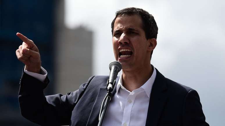 'Não estamos pedindo que iniciem um golpe de Estado, não estamos pedindo que vocês atirem. Estamos pedindo que não atirem em nós', disse Guaidó em mensagem aos militares