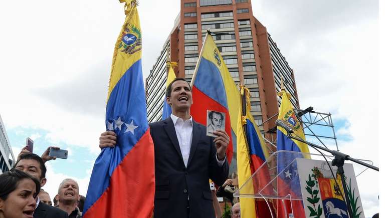 O líder oposicionista Juan Guaidó se proclamou o novo presidente interino da Venezuela durante protestos de milhares contra o governo de Nicolás Maduro; ele foi reconhecido como o novo mandatário por vários países, entre os quais os EUA e o Brasil