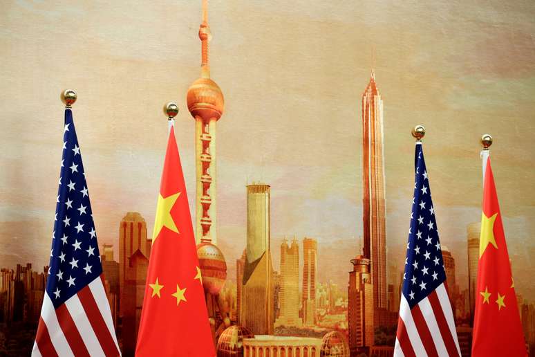 Bandeiras dos EUA e a China lado a lado em Pequim 
14/06/2018
REUTERS/Jason Lee