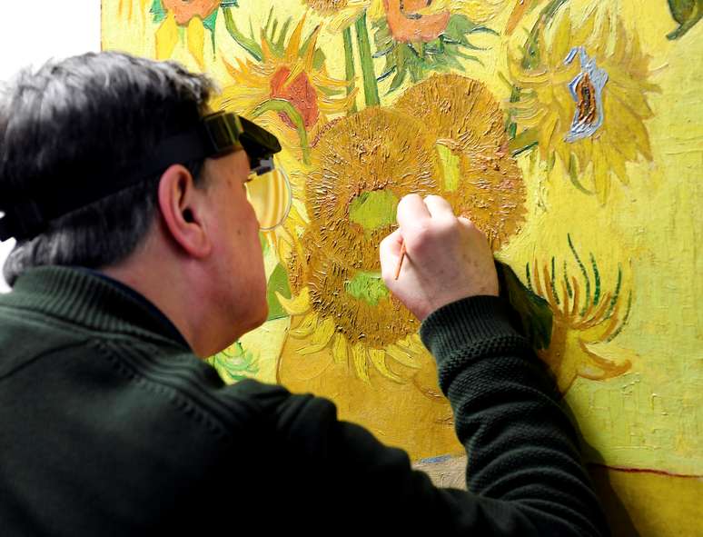 Restaurador Rene Boitelle trabalha na obra "Girass&oacute;is", de Vincent van Gogh, no Museu Van Gogh, em Amsterd&atilde;
24/01/2019 REUTERS/Piroschka van de Wouw 