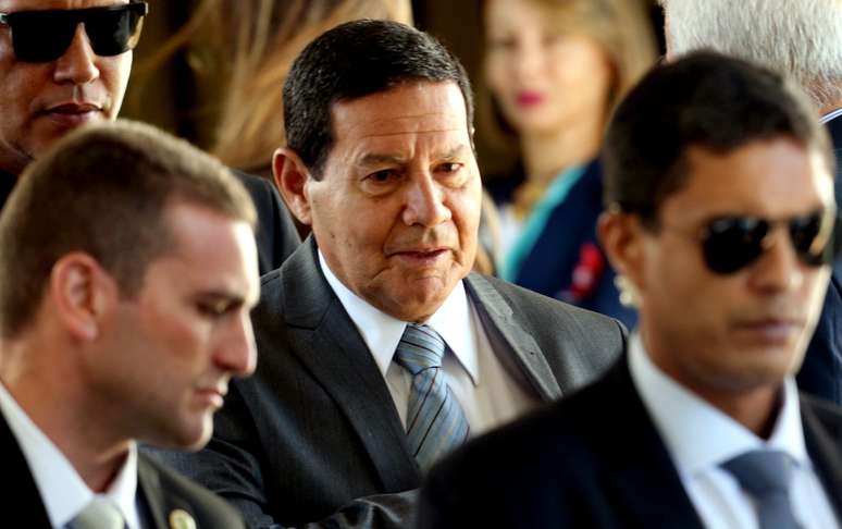  O presidente da República em exercício, general Hamilton Mourão, deixa a sede da Vice-Presidência, num anexo do Palácio do Planalto, em Brasília