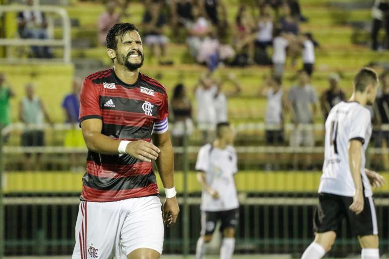 Henrique Dourado, do Flamengo, na partida contra o Resende, válida pela 2ª rodada da Taça Guanabara, no Estádio Municipal General Raulino de Oliveira, em Volta Redonda, nesta quarta-feira (23).