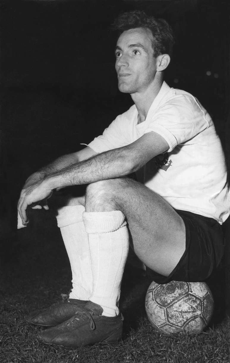 O jogador Luiz Trochillo, o "Luizinho Pequeno Polegar"; posa com o uniforme do Corinthians na década de 50.