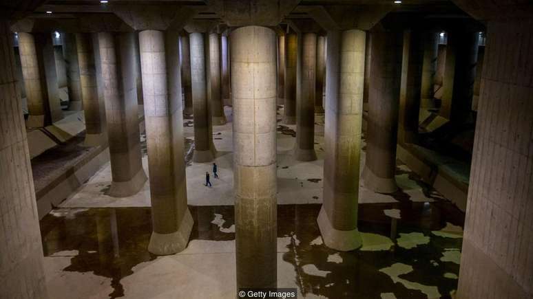 Na cisterna do reservatório que mais parece um templo, pilastras de 500 toneladas sustentam o teto