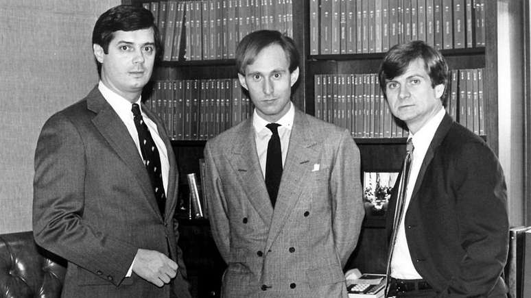 Roger Stone, centro, retratado em 1985 com Paul Manafort, à esquerda, e Lee Atwater