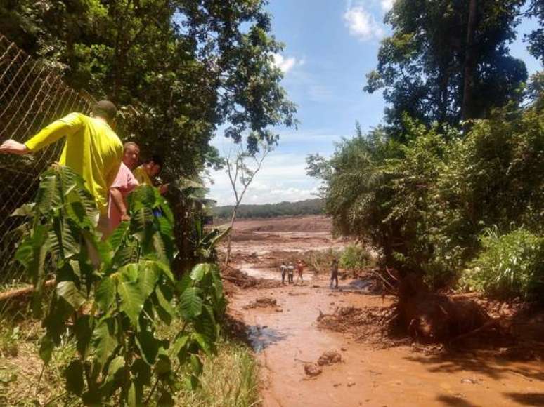 Destruição provocada por queda de barragem em Minas Gerais