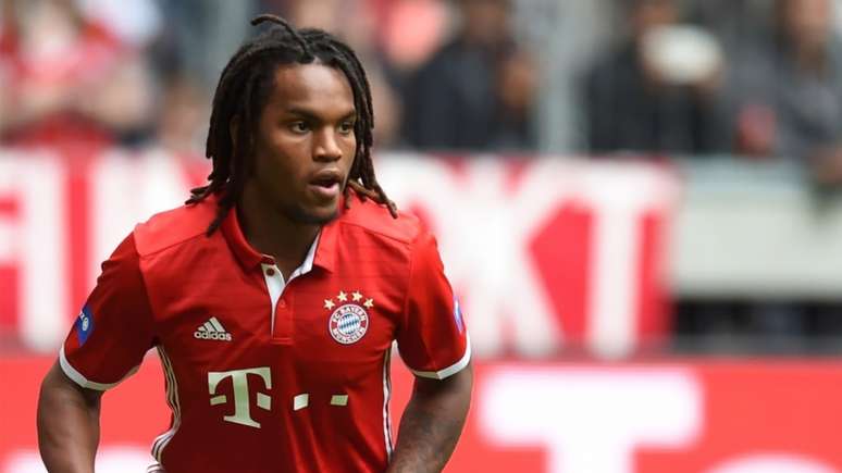 Jovem ainda não empolgou com a camisa do Bayern (Foto: Christof Stach/AFP)