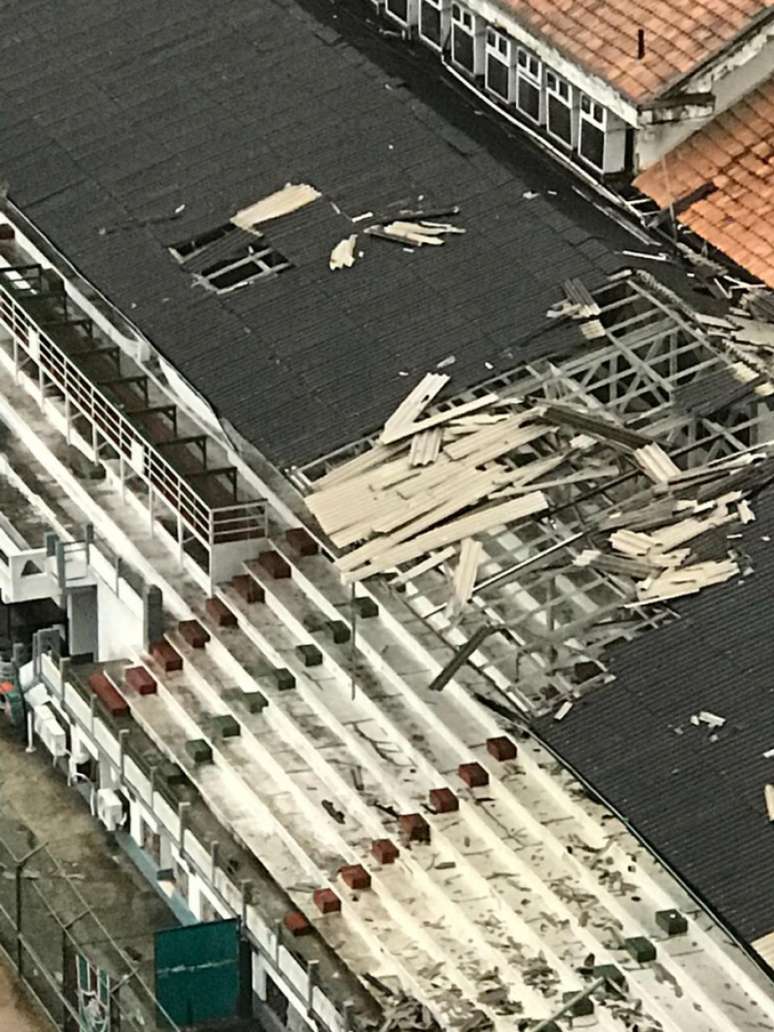 Chuva destruiu parte da cobertura na sede social do clube (Foto: Reprodução/Instagram)